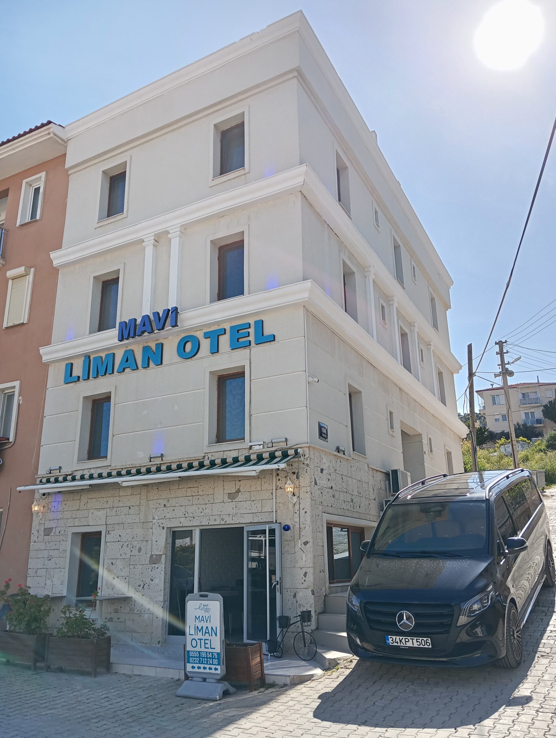 Otel Dış Görünüm – VIP Servis Aracı